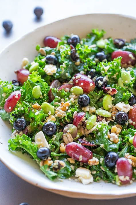 Twelve Superfoods Salad - Trying to eat healthier? MAKE THIS easy, flavorful salad!! Loaded with everything HEALTHY and it tastes awesome! Kale, quinoa, edamame, blueberries, grapes, seeds, nuts, and more!! Superfoods Salad, Superfood Salad Recipe, Superfood Salad, Superfood Recipes, Idee Pasto Sano, How To Cook Quinoa, Edamame, Healthy Salad Recipes, Healthy Salads