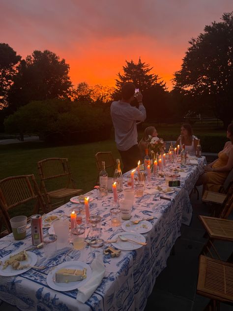 Candlelit dinner at sunset in the Hamptons Hampton Party, Hamptons Birthday Party, Hampton Pool Party, Hampton White Party, Hamptons White Party Aesthetic, Hamptons Nightlife, Hamptons Party, Hamptons Summer, Party People