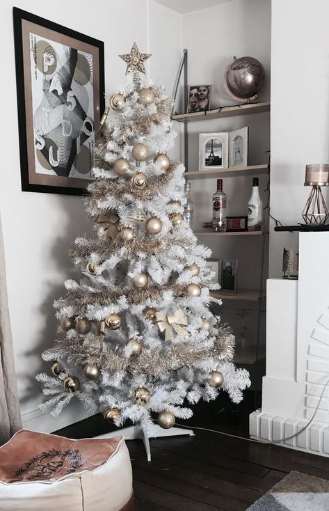 White Small Christmas Tree Ideas, Mini Christmas Tree Modern, Small Plastic Christmas Tree, White Tree Christmas Decorating Ideas, White Xmas Tree Ideas, White Mini Christmas Tree, Silver And Blue Christmas Tree, Christmas Tree Dyi, Silver And Blue Christmas