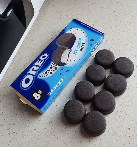 Ice Cream Oreo, Ice Cream On A Stick, Tiny Bites, Stick Light, Oreo Biscuits, Ice Cream Bites, Oreo Flavors, Oreo Ice Cream, Sleepover Food