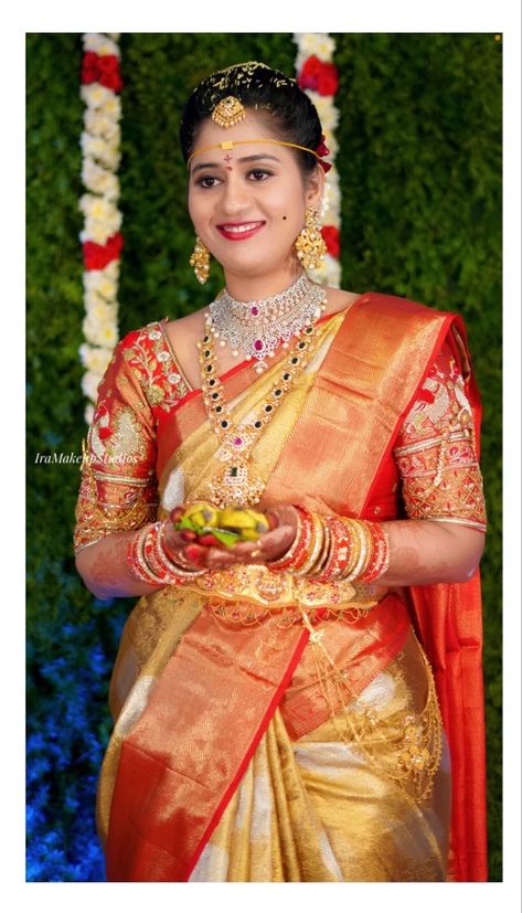 South Indian Bride Saree, Bridal Sarees South Indian, Beautiful Bridal Jewelry, Wedding Saree Blouse, Traditional Blouse Designs, Wedding Saree Blouse Designs, Indian Photoshoot, Elegant Blouse Designs, Bridal Silk Saree