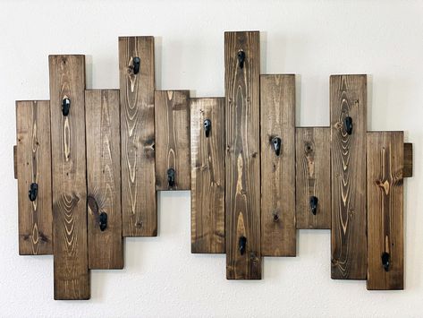 Rustic Hat Holder, Wood Hat Holder, Hat Rack Ideas Men, Hat Storage Ideas Wall, Wooden Hat Holder, Farmhouse Coat Rack Entrance, Diy Hat Rack For Men, Wall Hat Rack Ideas, Hat Rack Diy Wall