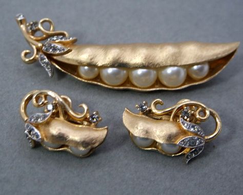 VINTAGE TRIFARI ALFRED PHILIPPE PEA POD BROOCH EARRINGS SET RHINESTONE GOLD TONE Vintage Jewelry Sets, Trifari Jewelry, Pea Pods, Vintage Trifari, Crown Trifari, Pearl Brooch, Vintage Brooch, Vintage Costume Jewelry, Vintage Costumes