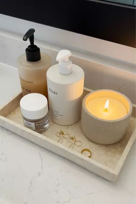 Marble Decor Bathroom, Skincare Organization Bathroom Counter, Decorative Tray Bathroom, Bathroom Accessories Aesthetic, Bathroom Clean Aesthetic, Aesthetic Bathroom Products, Bathroom Skincare Aesthetic, Cute Bathroom Counter Decor, Modern Bathroom Counter Decor