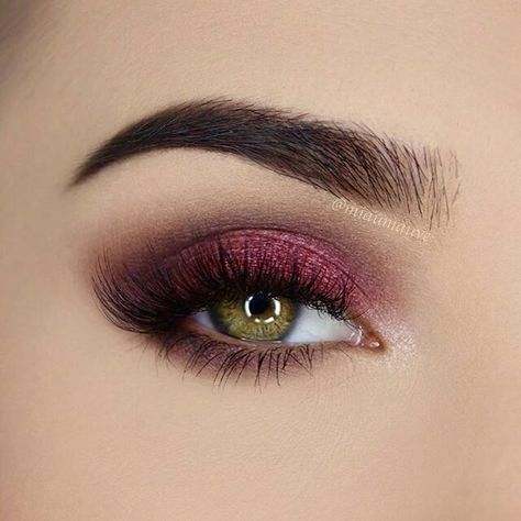 Gorgeous berry eyeshadow look Berry Eyeshadow, Eye Makeup Images, Lipstick Hacks, Natural Lipstick, Easy Makeup, Makeup Eye Looks, Make Up Looks, Matte Eyeshadow, Makeup For Green Eyes