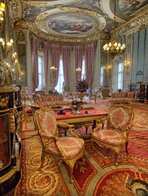 Royal Sitting Room, Belvoir Castle, Palace Architecture, Lincolnshire England, Manor Homes, Statue Fountain, English Houses, English Castles, English Country House