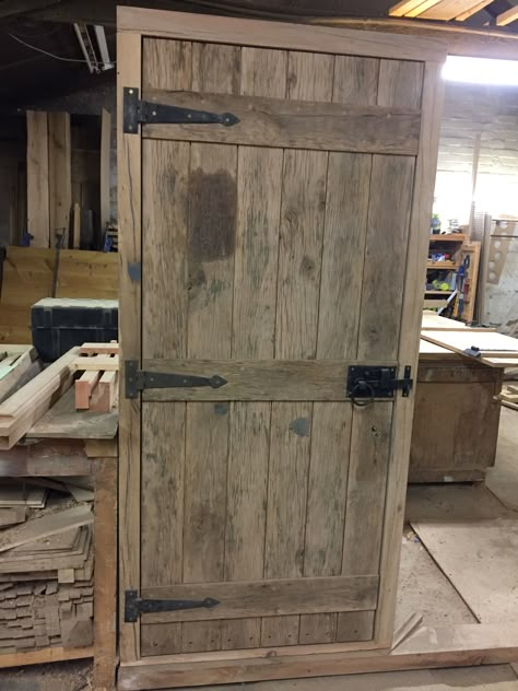 Farmhouse Door Design, Rustic Shed Doors, Diy Wood Front Door, Rustic Wood Door, Homemade Door, Rustic Interior Doors, Barn Door Farmhouse, Barnyard Door, Rustic Doors Interior