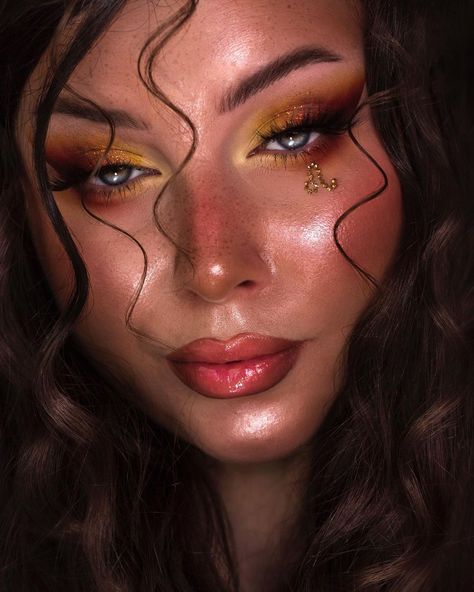 Pamela 🤍 MAKEUP & TUTORIALS on Instagram: “Ad | 𝕷𝖎𝖛𝖊𝖑𝖞 𝕷𝖊𝖔 palette by @sheglam_official ♌️ #sheglamhoroscope SheGLAM created a collection inspired by zodiac signs, that is…” Pamela Makeup, Leo Makeup, Pretty Eye Makeup, Zodiac Signs Leo, Inside And Outside, Makeup Tutorials, Pretty Eyes, Photoshoot Inspiration, Aesthetic Makeup