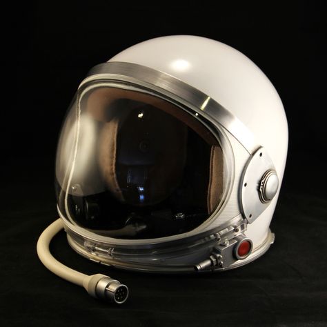 My Mercury Space Helmet (and boots) FINISHED! Space Helmet Design Concept Art, Astronaut Helmet Reference, Astronaut Helmet Aesthetic, Space Helmet Concept, Astronaught Helmet, Diy Astronaut Helmet, Astronauts Helmet, Aesthetic Helmet, Diy Astronaut