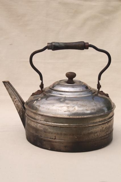 huge six quart tea kettle, vintage Rochester teakettle w/ primitive bail wood… Japanese Kettle, Metal Kettle, Vintage Kettle, Old Tea Pots, Kitchen Nostalgia, Composition Ideas, Vintage Tea Kettle, Primitive Style, Vintage Kitchenware