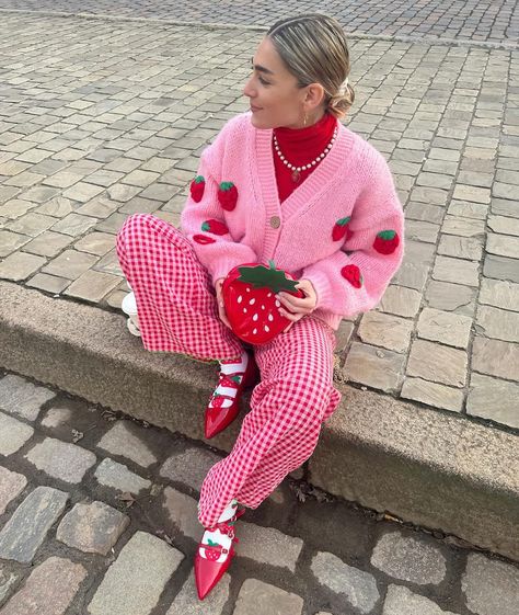 🍓🍓 #colorfuloutfit #pinkoutfit #fashioninspiration | Instagram Pull Rose, Winter Fashion Outfits Casual, January 3, Eclectic Fashion, Outfit Inspo Fall, Colourful Outfits, Outfits Aesthetic, Outfits Casuales, Autumn Winter Fashion