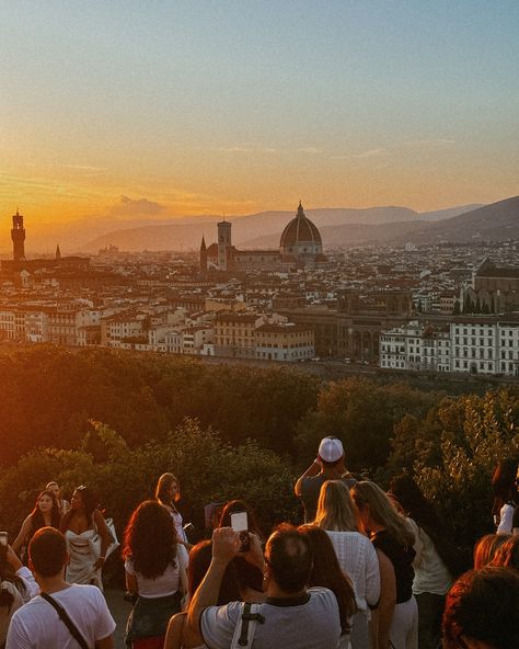 There’s something special about a bunch of people gathering to watch the sunset 🥹🌅 📍 Michelangelo Piazza, Florence Piazza Michelangelo Florence, Florence Sunset, People Gathering, Watch The Sunset, The Sunset, Something Special, Florence, Travel