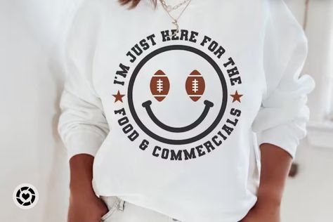 Super Bowl Sweatshirt, Super Bowl Cricut Ideas, Super Bowl Shirt Ideas, Superbowl Shirts, Super Bowl Shirts, Cricut Clothes, Team Shirt Designs, Nfl Sweatshirt, Superbowl Sunday