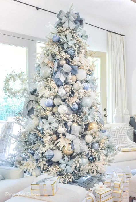 Blue Christmas Tree Decorations, Sparkling Snow, Christmas Tree Inspo, White Christmas Tree Ideas, Blue Christmas Decor, Flocked Christmas Trees Decorated, Christmas Tree Decorating Themes, Elegant Christmas Trees, Blue Christmas Tree