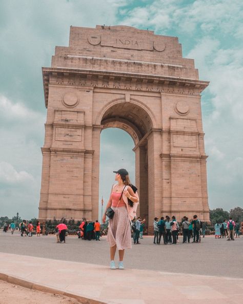 Delhi Photoshoot Ideas, Gateway Of India Photoshoot, India Gate Photography Poses, India Gate Aesthetics, Delhi Photography Poses, India Instagram Pictures, India Gate Photography, Indian Wear Poses, Purani Delhi