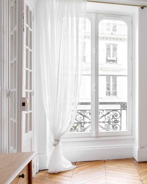 Parisian Curtains, Tiny Parisian Apartment, Parisienne Apartment, Parisian Windows, Parisian Apartment Decor, Apartment Curtains, Apartment Paris, Paris Interiors, Modern Classic Interior