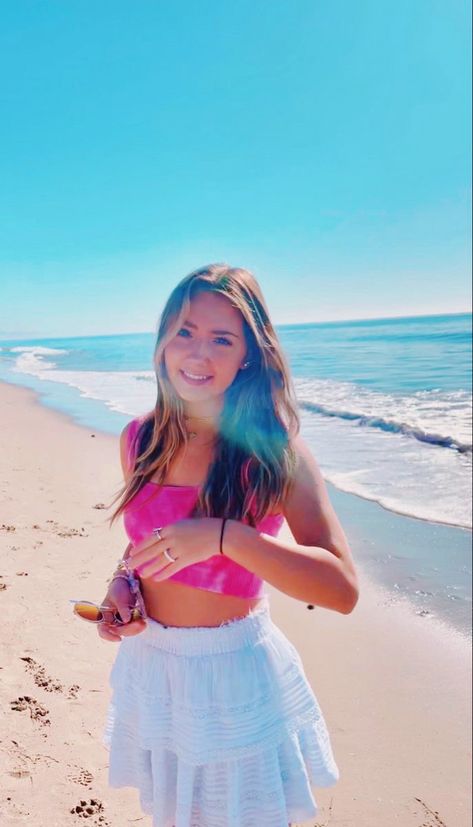 Preppy Bathing Suits, Preppy Person, Preppy Beach Aesthetic, Preppy Teen Girl, Preppy Poses, Preppy Blonde, Preppy Bathing Suit, Preppy Beach Outfits, Preppy People