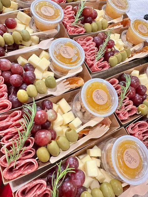 Charcuterie box Charcuterie Boxes Wedding, Charcuterie Boxes Ideas, Personal Charcuterie Box Ideas, Individual Charcuterie Box Ideas, Charcuterie Boxes To Go, Charcuterie Box Ideas, Charcuterie Individual, Mini Charcuterie Boxes, Personal Charcuterie Board