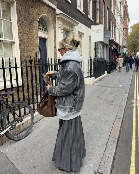 Grey Leather Jacket Outfit, Gray Leather Jacket Outfit, Sofia Coelho, Skirt Set Outfit, Low Rise Skirt, Styling Outfits, Grey Leather Jacket, Stockholm Street Style, Leather Jacket Outfits