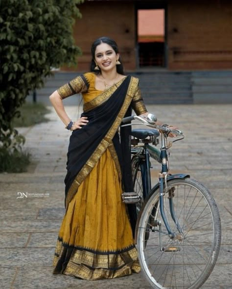 Half Saree Kerala Style, Traditional Dhavani Designs, Kerala Half Saree Designs, Set Half Saree, Half Saree Designs Simple, Kerala Half Saree, Dhavani Designs, Traditional Half Saree Designs, Kerala Engagement Dress