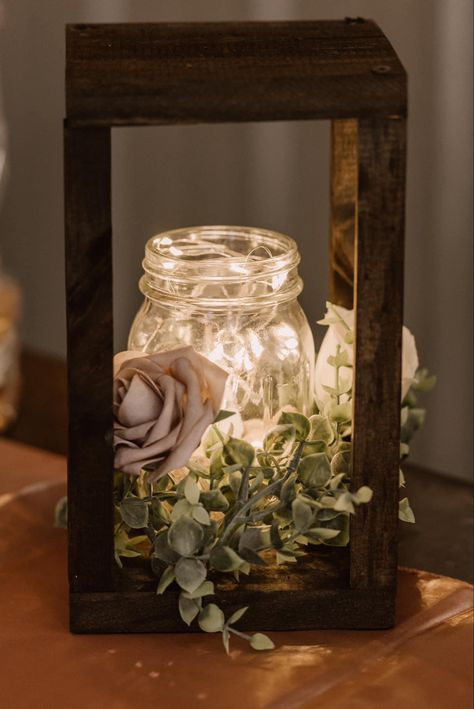 Simple Rustic Wedding Centerpieces Mason Jars, Rustic Simple Wedding Centerpieces, Wood Lanterns Wedding Centerpiece Ideas, Wedding Decor For Fall Weddings, Barnyard Wedding Centerpieces, Fall Wedding Mason Jars, Simple Country Centerpieces, Homemade Centerpieces Wedding, Diy Mason Jar Wedding Centerpieces