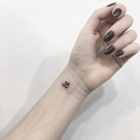 Small Om Tattoo, Om Wrist Tattoo, Inner Wrist Tattoos, Om Tattoo Design, Yoga Tattoos, Buddha Tattoo Design, Finger Tattoo For Women, Tattoo Wrist, Om Tattoo