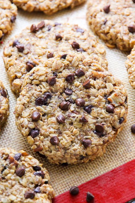 Easy Banana Bread Breakfast Cookies are perfect for dessert, too! Banana Bread Breakfast, Oat Chocolate Chip Cookies, Banana Breakfast Cookie, Oatmeal Breakfast Cookies, Baker By Nature, Bread Breakfast, Banana Breakfast, Oats Breakfast, Oatmeal Breakfast