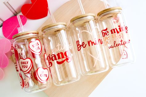 Valentines Gifts for Her, Personalized Name Iced Coffee Cup, Iced Coffee Cup with Lid and Straw, Beer Can Glass with Lid & Straw, Galentines #ValentinesGiftsforHer #PersonalizedName #IcedCoffeeCup #customvalentinestag #BeerCanGlass #Galentinesgift #valentinesgift #libbeycup #valentinesglasscup Cricut Valentine Ideas, Cricut Valentines Projects, Valentines Coffee, Cricut Projects Easy, Valentines Day Gifts For Friends, Mason Jar Cups, Galentines Gifts, Glass Hearts, Coffee Valentines