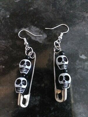 Skeleton Earrings Diy, Diy Punk Earrings, Beetlejuice Earrings Diy, Skull Beads Crafts, Skull Bead Earrings, Fun Earrings Diy, Home Made Earrings Ideas, Diy Halloween Earrings, Diy Goth Accessories