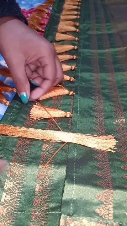 Back Neck Tassel Design, Pallu Latkan Designs, Cloth Tassels For Saree Pallu, Saree Pallu Embroidery Work, Saree Knots Designs, Gonde For Saree, Tussles Design, Saree Gonde New Design, Saree Gonde Designs