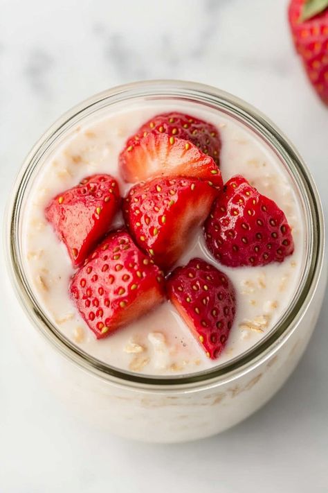 Discover the perfect way to start your day with these delicious Greek yogurt overnight oats. This easy and nutritious breakfast idea is not only packed with protein, but also provides a great source of probiotics. Simply mix Greek yogurt with oats, your favorite toppings such as fruits and nuts, refrigerate overnight, and wake up to a creamy and satisfying morning meal. With endless flavor combinations to explore, these Greek yogurt overnight oats are sure to become your go-to breakfast choice! Benefits Of Greek Yogurt For Women, Yogurt With Oats, Greek Yogurt Overnight Oats, Overnight Oats With Greek Yogurt, Oats With Greek Yogurt, Yogurt Overnight Oats, Hemp Seed Milk, Best Greek Yogurt, Sources Of Probiotics