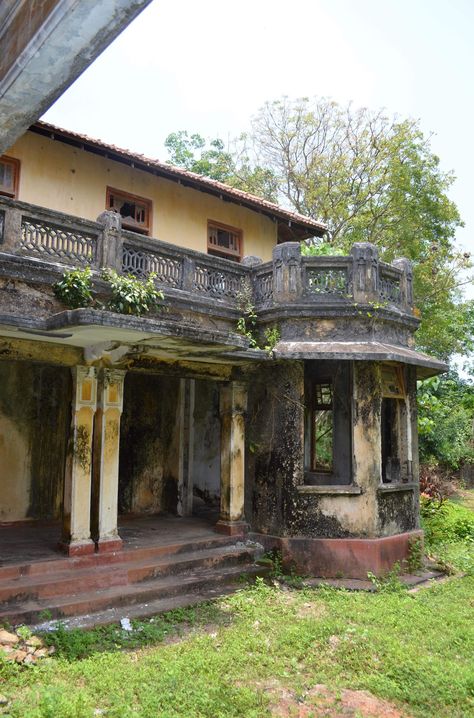 Old Village House Design India, Old House India, Indian Old House, Old Indian Houses, Old Balcony, Strawberry House, Indian Houses, Old Abandoned Buildings, Old Abandoned Houses