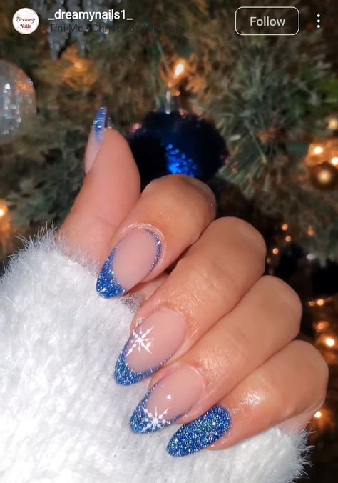 Short Oval Nails Ideas Christmas, Christmas Nails Short Aesthetic, Winter Nail Ideas Square, December Nail Ideas Blue, Winter Christmas Nails Short, Nails Inspiration Winter Simple, Christmas Nails Oval, December Nails Blue, December Nails Ideas