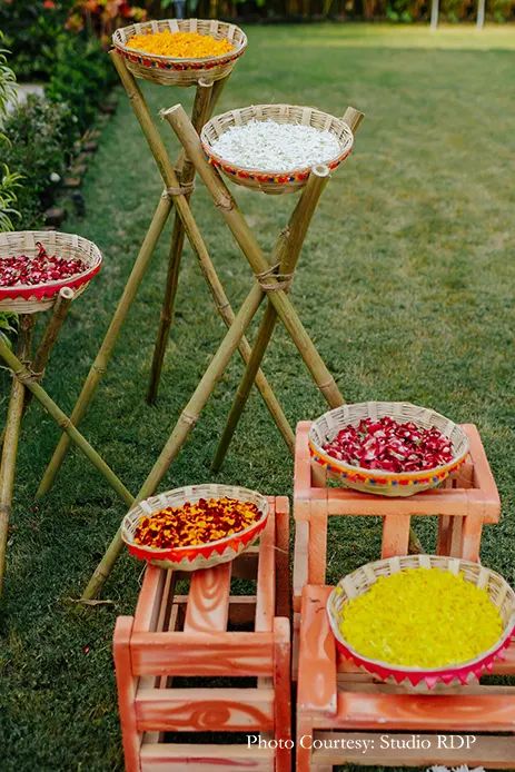 Beach Side Haldi Decor, Haldi Ceremony Theme Ideas, Haldi Ambience Decor, Street Festival Decorations, Haldi Stall Ideas, Props For Haldi Ceremony, Haldi Props Ideas, Holi Theme Decoration At Home, Diy Haldi Decor