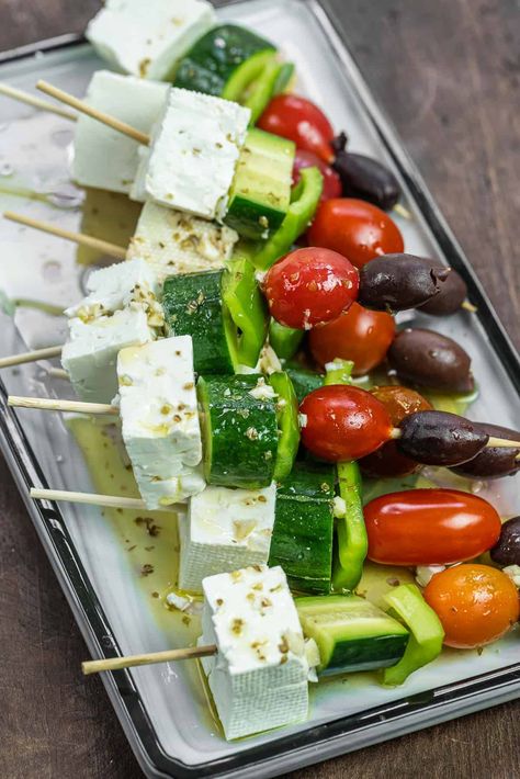 Screwers Ideas, Food Skewers Ideas, Greek Salad Skewers, Toothpick Appetizers Parties, Vegetable Skewers Appetizers, Tea Party Food Savory, Veggie Skewers Appetizers, Toothpick Appetizers Easy Finger Foods, Snack Platter Ideas Finger Foods