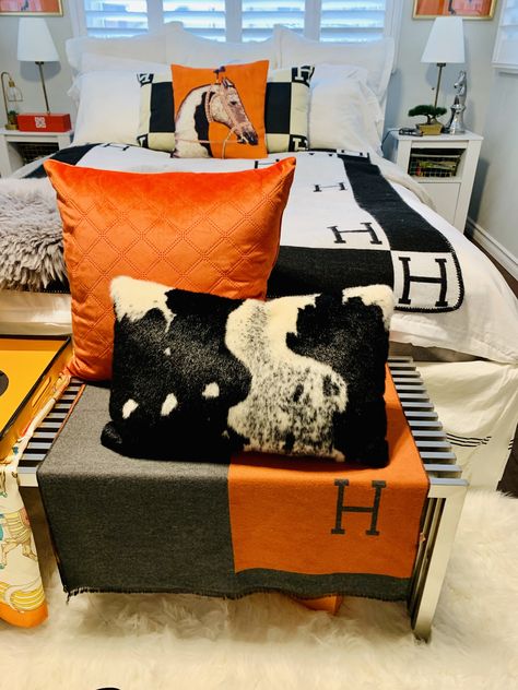 Hermes Home Decor Interior Design, Hermes Room Decor, Hermes Bedroom, Apartment Fever, Hermes Home, Girly Frame, Inspired Bedroom, Bedrooms Ideas, Glam Room