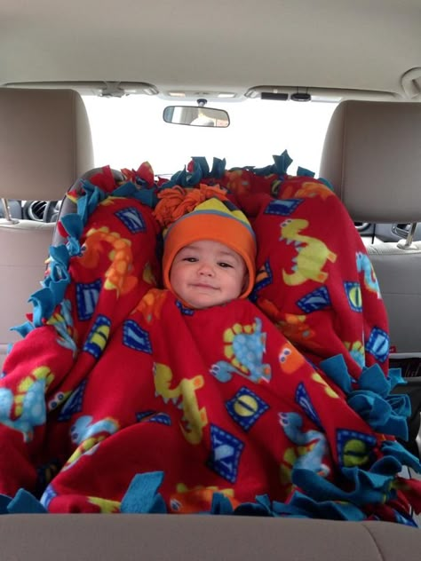 Brilliant, an easy fleece tie blanket poncho; keep your child super warm since they can't safely wear a jacket/sweater in their car seat Carseat Poncho, Fleece Ideas, Mommy Ideas, Fleece Tie Blanket, Fleece Crafts, No Sew Fleece, Fleece Projects, No Sew Fleece Blanket, No Sew Blankets