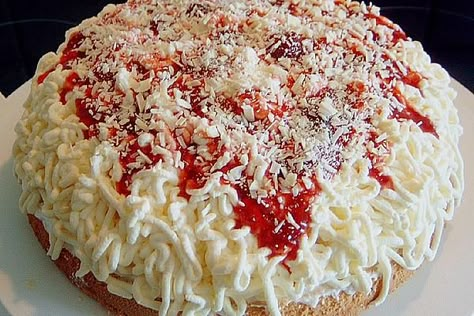 Spaghetti - Torte von Mery | Chefkoch Spaghetti Torte, Cookie Salad, Mexican Salads, Torte Recipe, Easter Desserts Recipes, Summer Baking, Meat Dinners, Easter Baking, Baked Spaghetti