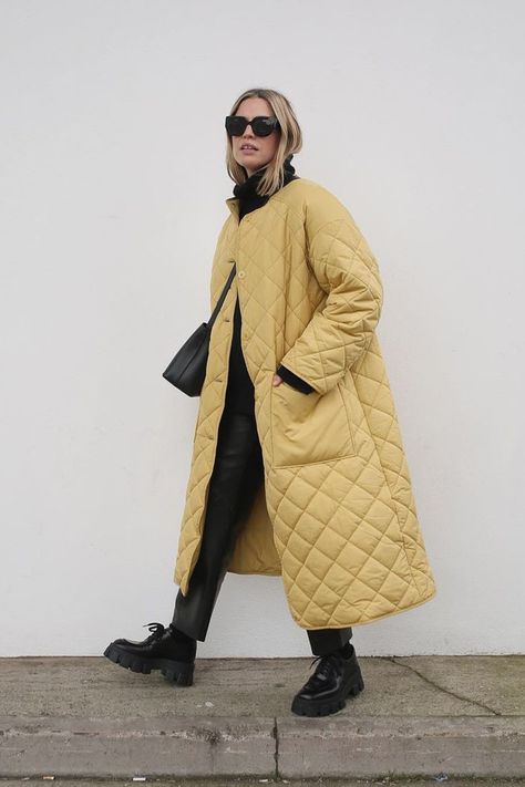 5 Ways to Wear a Duvet Coat If You're Not Usually a Puffer-Coat Person Alexis Foreman, Puffer Coat Outfit, London Winter Fashion, Best Puffer Jacket, Duvet Coat, Look Winter, Yellow Coat, Coat Trends, Wearing All Black