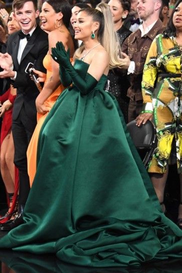 The #2020Grammy Awards performance by #ArianaGrande marked a triumphant return to the awards show after snubbing the 2019 awards over a disagreement with the show’s producers in a elegant emerald green long formal dress. Ariana Grande Red Carpet, Grammy Awards 2020, Ariana Grande Grammys, Vestidos Oscar, Grammys 2020, Grammy Dresses, Ariana Grande Outfits, Ariana Grande Fans, Ariana Grande Style