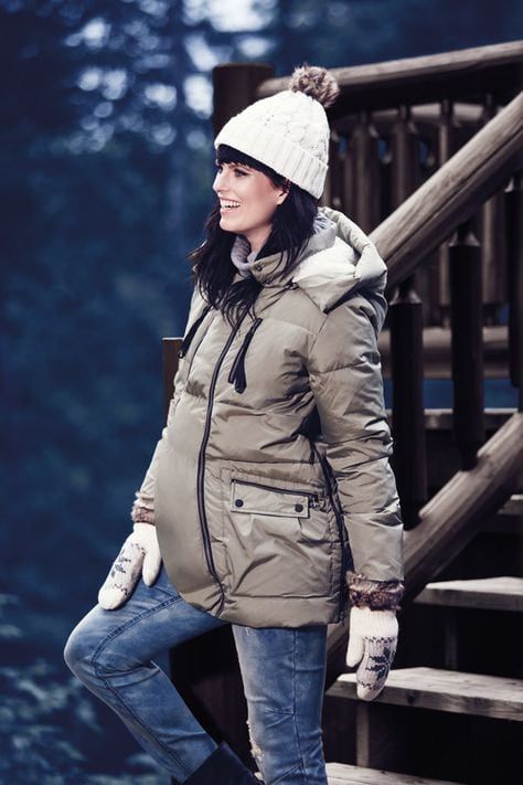 Winter maternity capsule wardrobe - create a winter maternity capsule wardrobe with ideas and tips. #maternityoutfits #winteroutfits #wintermaternity Maternity Winter Jacket, Maternity Winter Coat, Prego Style, Maternity Winter, Maternity Capsule Wardrobe, Spring Maternity Outfits, Pregnancy Fashion Winter, Mommy Fashion, Toddler Mittens