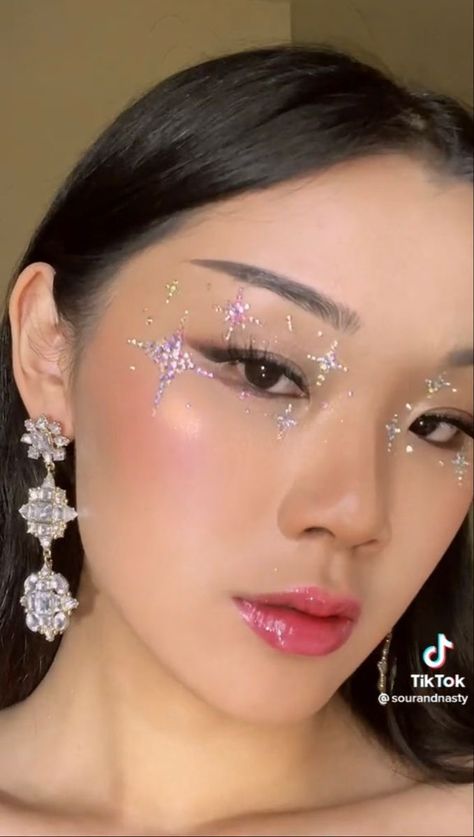 Black Gem Makeup Looks, Makeup With Glitter Stones, Facial Gems Make Up, Rhinestone Star Makeup, Makeup With Beads, Gem Makeup Rhinestones, Eyeshadow Looks With Rhinestones, Rhinestone Makeup Looks, Pearl Makeup Looks