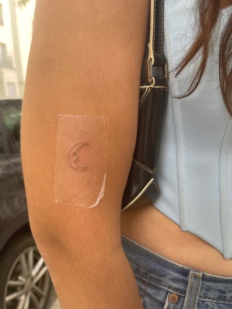 Minimal Sea Turtle Tattoo, Red Moon Tattoo, Darling Tattoo, Skincare Vanity, Unique Minimalist Tattoo, Tattoos Abstract, Tattoos Japanese, Tattoos Watercolor, Tiny Tats