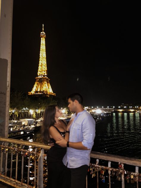 Western Pose, Board Collage, Vision Board Collage, Paris Couple, Eiffel Tower At Night, Holiday Aesthetic, Parisian Chic Style, Night Couple, City Of Love