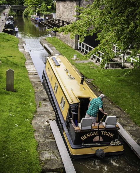 Canal Boats, Canal Boat House, British Canals, London Boat Ride, Small Houseboats, Cheshire England, Canal Boat Interior, Barge Boat, Canal Boats England