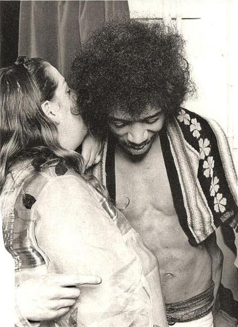 Mama Cass & Jimi Hendrix, '60's - This picture is beautiful ♥ John Phillips, Jimi Hendrix Experience, Rock N’roll, Janis Joplin, Jim Morrison, Hendrix, Music Legends, Music Icon, Monterey