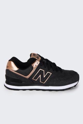 New Balance, negros con dorado Estilo Fitness, Basket Style, Athleisure Sneakers, New Balance Black, Balance Sneakers, Latest Shoe Trends, New Balance Sneakers, Crazy Shoes, New Balance Shoes