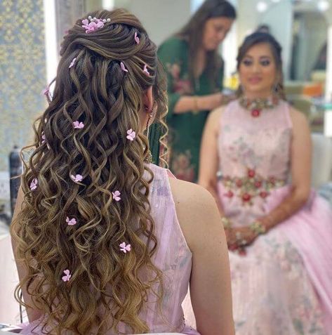 Indian Bridal Hairstyles For Sangeet - K4 Fashion Kashees Hairstyle, Hairstyle Engagement, Pakistani Bridal Hairstyles, Engagement Hairstyles, Nose Pins, Bridal Hair Buns, Open Hairstyles, Indian Bridal Hairstyles, Bridal Hairstyle