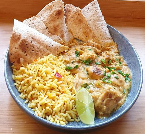 How to cook a Brazilian coconut chicken curry - recipe Brazilian Coconut Chicken Curry, Brazilian Coconut Chicken, Keto Budget, Coconut Chicken Curry Recipe, Coconut Chicken Recipe, Uni Meals, Healthy Curry, Saffron Chicken, Coconut Chicken Curry