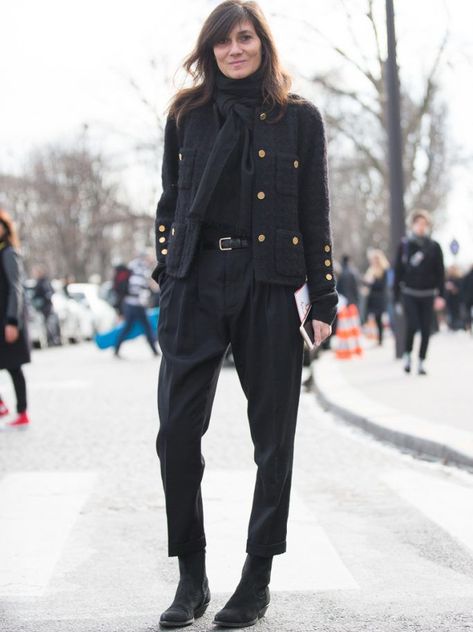 9aa42b31882ec039965f3c4923ce901bdesc34353061ri Emmanuel Alt, French Voguettes, Emmanuelle Alt Style, Tomboy Stil, Emmanuelle Alt, Walking Down The Street, Woman In Black, Alt Style, Moda Paris